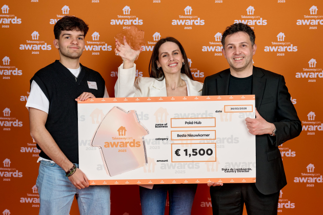 Het team van Poké Hub Gent ontvangt de prijs Beste Nieuwkomer bij de Takeaway.com Awards 2025